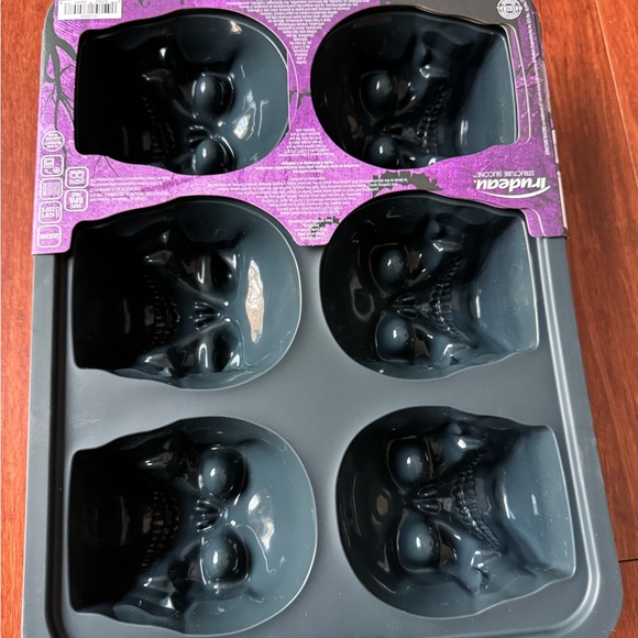 Halloween theme Trudeau silicone Black Skull Jumbo Cupcake Pan mold easy release - Picture 4 of 10